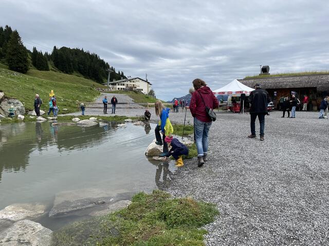 Vor allem Kinder lockte der neue Speichersee mit einem flachen Uferbereich zum spielen. 
