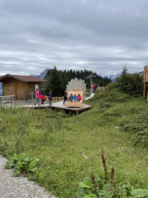 Die drehbare Sitzbank im Alpengarten begeisterte vor allem die Kinder.