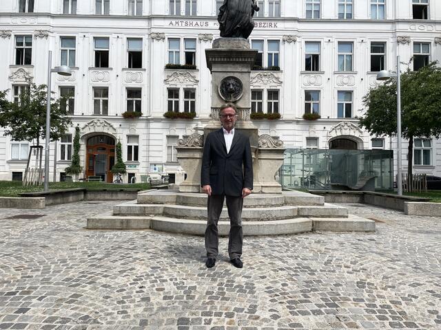 Martin Fabisch vor dem Josefstädter Amtshaus.  | Foto: Tobias Schmitzberger