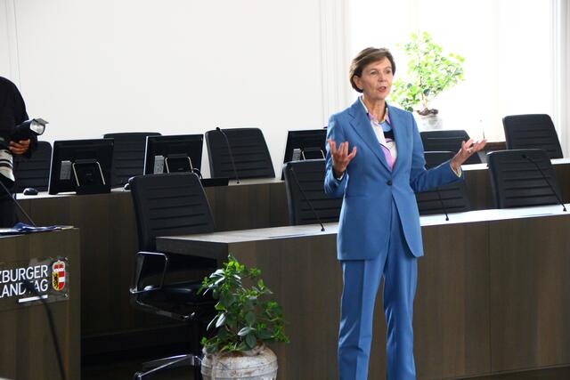 Landtagspräsidentin Brigitte Pallauf erläutert die Aufgaben und das Zusammenspiel von Landtag und Gemeinden im Plenarsaal des Chiemsehofes.  | Foto: Martin Schöndorfer, 2023