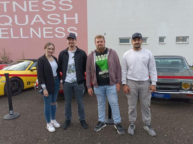 Betty, Martin, Rene und Taimoor begutachteten die ausgestellten Autos