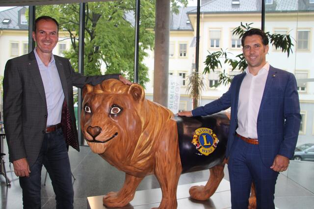 Lions Club Weiz Präsident Matthias Mayer (r.) und Organisator Michael Pammer luden ins Kunsthaus Weiz zum AIMS Konzert. | Foto: RegionalMedien Steiermark/Hofmüller