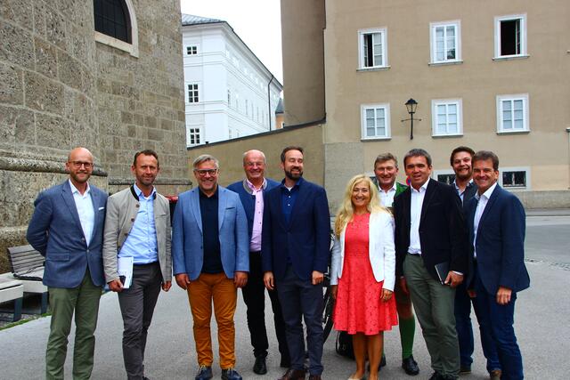 Unerwartetes Aufeinandertreffen: Landeshauptmann Stellvertreter Stefan Schnöll (5. von links) trifft auf die Gemeindepolitiker. | Foto: Martin Schöndorfer, 2023