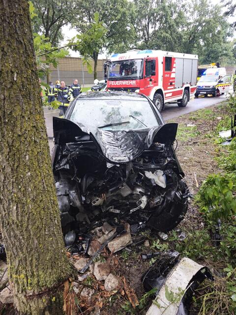 Der Fahrer dieses Unfallautos verstarb noch an der Unfallstelle. | Foto: FF Antiesenhofen