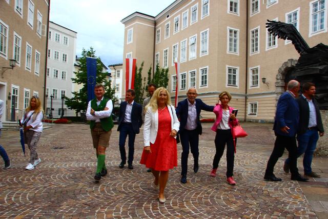 Im Chiemseehof angekommen (v.l.): Bürgermeister Martin Wallmann (Krispl-Gaissau),  