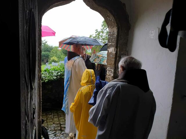 Trotz Regen gings zur Segnung des Holzglockenturmes | Foto: Mag. Katharina Kickinger