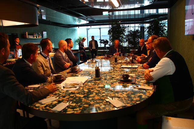 Der Manager Christian Struber kann sowohl von seinen Erfahrungen als Alt-Bürgermeister (Mitte) von St. Koloman berichten, als auch über den Wohnbau und den Aufgaben des Hilfswerkes Salzburg. | Foto: Martin Schöndorfer, 2023