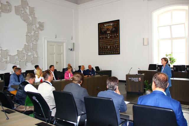 Bürgermeister (Bürgermeisterkandidaten) im Salzburger Landtagsplenarsaal.