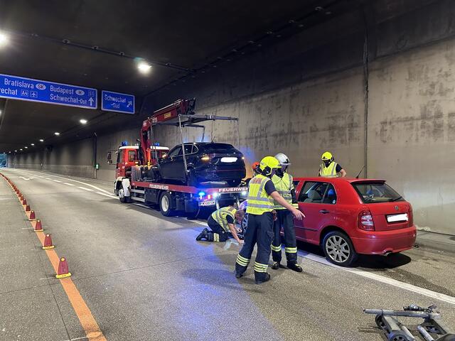 Im Tunnel Rannersdorf kollidierten insgesamt drei Fahrzeuge miteinander. | Foto: FF Schwechat