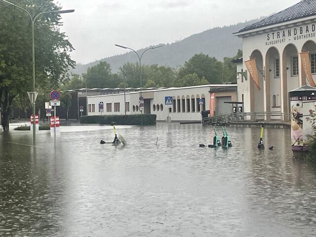 Der Bereich vor dem Strandbad wurde durch Regenmassen geflutet. | Foto: MeinBezirk.at