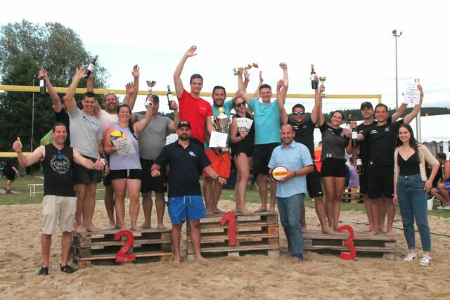 Jubel bei den Top3-Teams auf dem Siegerpodest. JVP-Breiteneich (2.), Sieger „Team Geras (1.) und JVP-Irnfritz (3.). | Foto: Foto: Corinna Tuma