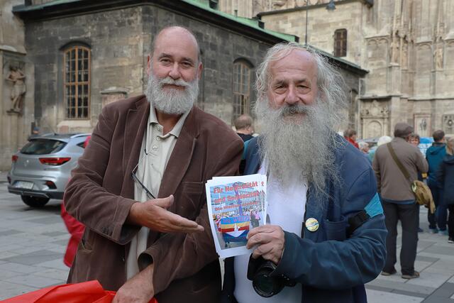 Foto: die Wiener Friedensbewegung Organisatoren des Hiroshima Gedenktages mit Andreas Pecha und Alois Reisenbichler Foto@Nicole Kawan
