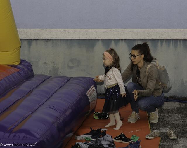 Mama Lidia mit Tochter Olivia auf dem Weg zur Hüpfburg. | Foto: cinemotion - Ivanek