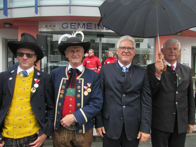 Dietmar Walser, Serafin Öttl, BH Siegmund Geiger und Jakob Klimmer freuten sich über die zahlreichen Musikkapellen. 