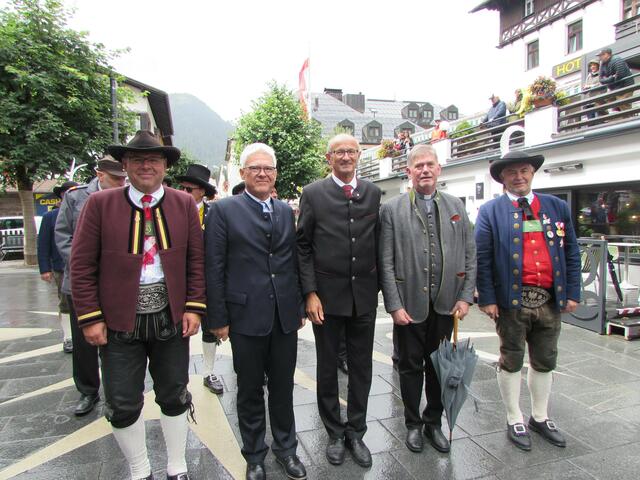 BO Florian Geiger, BH Siegmund Geiger, LH Anton Mattle, Pfarrer Harald Fischer, Bgm. Helmut Mall beim Festumzug. 