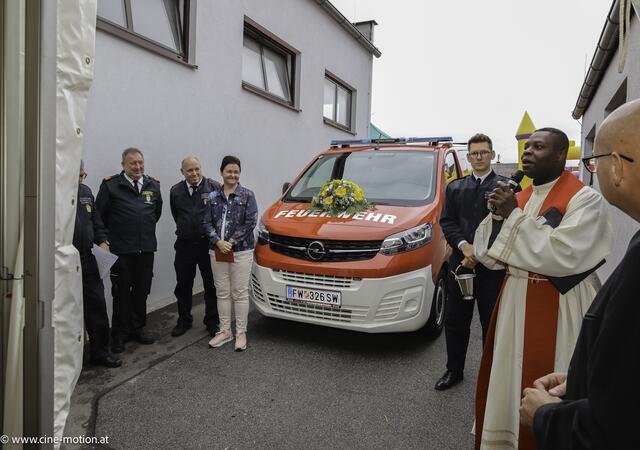 Die feierliche Segnung eines neuen Mannschaftstransportfahrzeuges.  | Foto: cinemotion - Ivanek