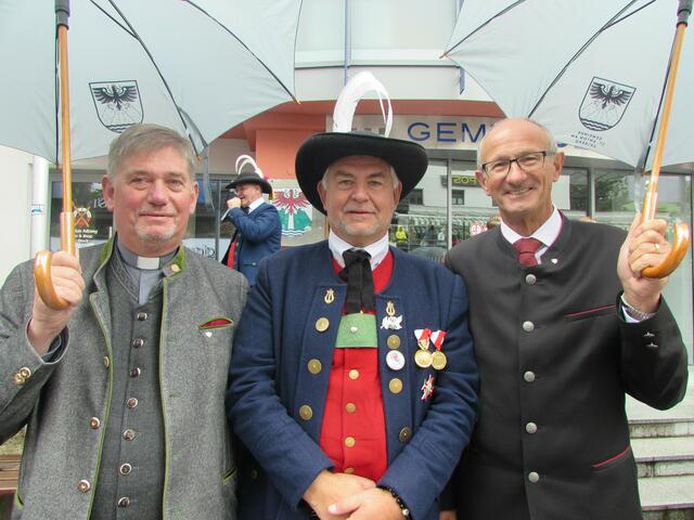 Pfarrer Harald Fischer, Bgm. Helmut Mall und LH Anton Mattle beim Bezirksmusikfest in St. Anton. 