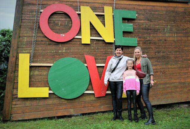 Alex, Daniela und Amelie aus Wiesen ließen sich das One-Love Festival nicht entgehen. | Foto: Vanessa Bogad