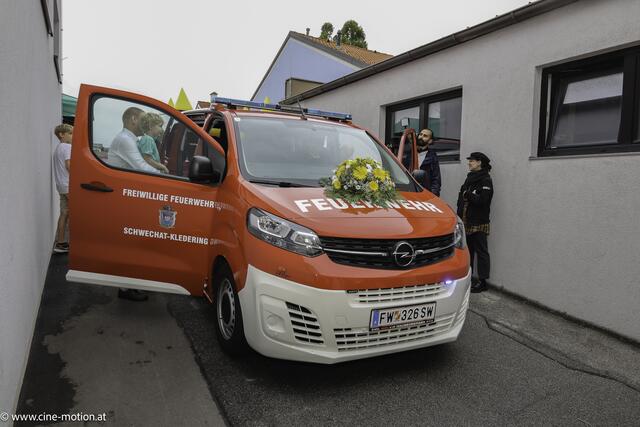 Alt und Jung bestaunen das neue Fahrzeug. | Foto: cinemotion - Ivanek