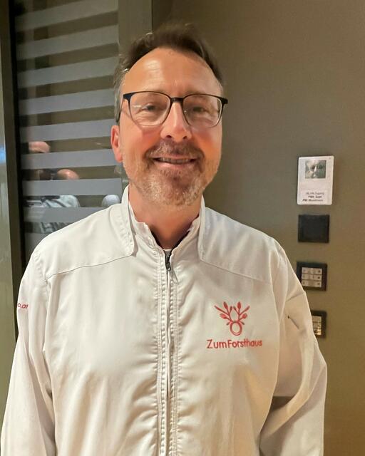 Zwei Haubenkoch Christian Übeleis vom Forsthaus in Fischbach und sein Team verwöhnten die Gäste mit feinsten Rindfleischgerichten. | Foto: RegionalMedien Steiermark/Hofmüller