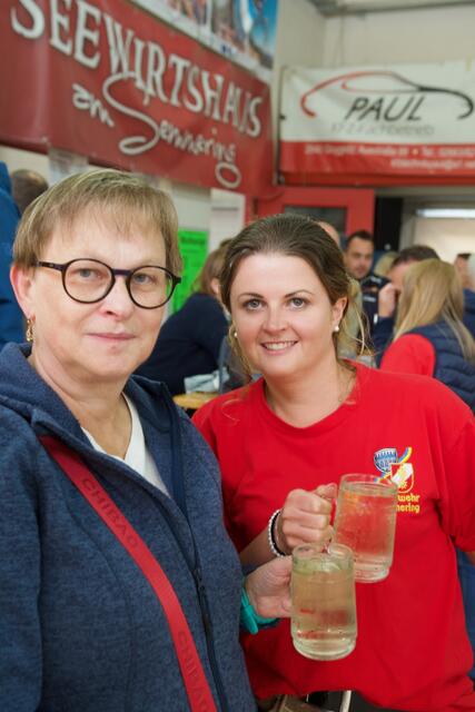 Monika Kaas genoss ihren Spritzer mit Melanie Zuser.