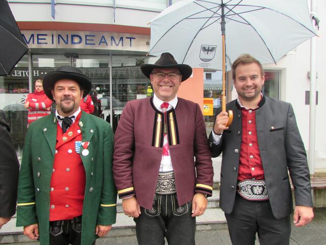 Bezirkskapellmeister Stefan Matt, BO Florian Geiger und Landtagsabgeordneter Dominik Traxl. 