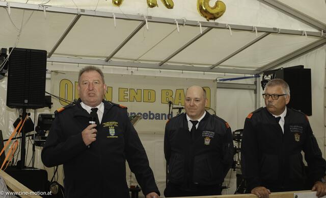 Der Kommandant bei der Ansprache zu 130 Jahre Freiwillige Feuerwehr Kledering mit seinen Stellvertretern. | Foto: cinemotion - Ivanek