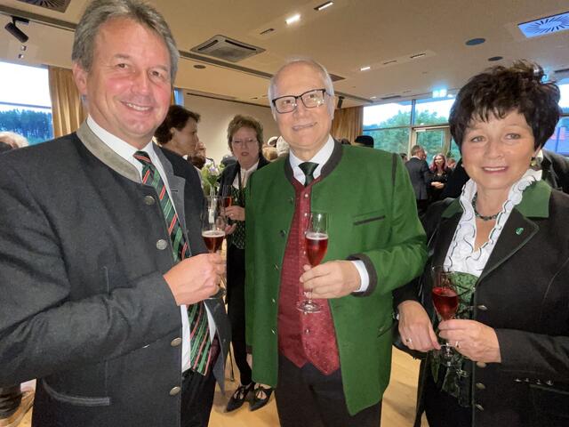 Auch LK-Steiermark-Präsident ÖR Franz Titschenbacher und Landesrat Johann "Hans" Seitinger mit seiner Gattin Anni (v.l.) kamen in die Peter Rosegger Halle nach Birkfeld.  | Foto: RegionalMedien Steiermark/Hofmüller