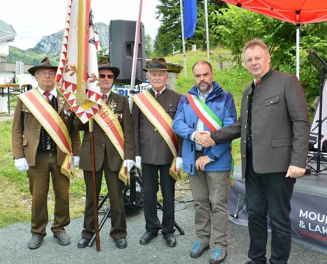 25-jährige Partnerschaft der Gemeinden Hermagor und Pontebba. Bürgermeister Leopold Astner und Ivan Buzzi mit Repräsentanten des Kameradschaftsbundes  | Foto: Hans Jost