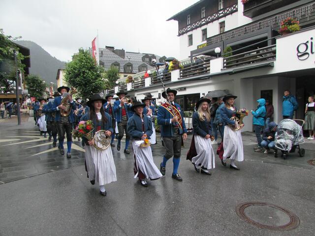 Die Musikkapellen boten ein farbenprächtiges Bild am Arlberg. 