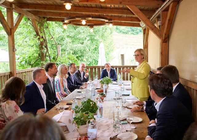 Landeshauptfrau Johanna Mikl-Leitner sagte im Rahmen des Austauschs unter anderem, man müsse „jetzt die Weichen für die Zukunft stellen, damit Betriebe weiterhin zu konkurrenzfähige Rahmenbedingungen wirtschaften können.“ | Foto: NLK Pfeiffer