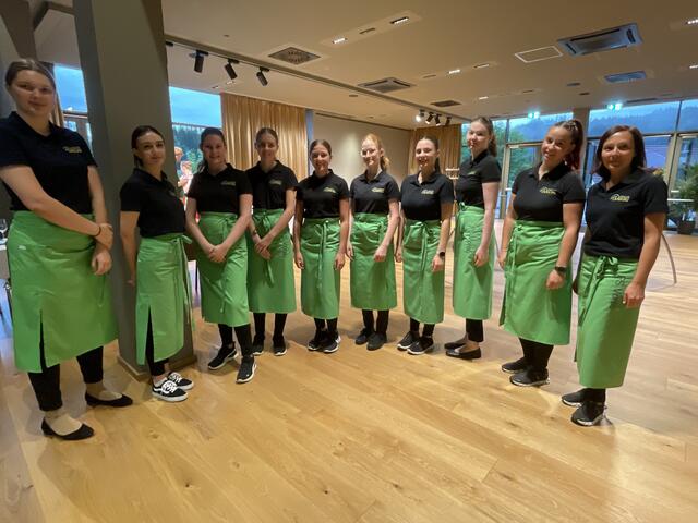 Schülerinnen der Fachschule für Land-und Ernährungswissenschaft aus Vorau bedienten die Gäste. | Foto: RegionalMedien Steiermark/Hofmüller