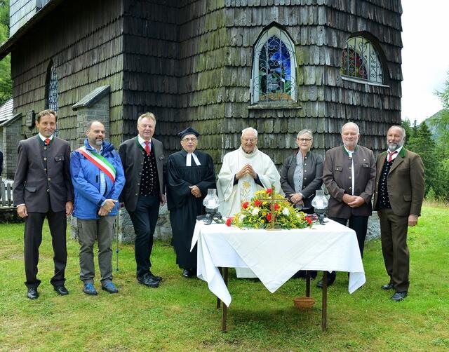 Kirchtags-Jubiläums-Messe bei der Nassfeld-Kirche: Monsignore Luciano Nobile, Udine, Evang.Pfarrer Wilhelm Mooshammer, Bürgermeister Ivan Buzzi und Leopold Astner mit den Stadträten Irmi Hartlieb, Karl Tillian, Hannes Burgstaller und Siegfried Pirker. | Foto: Hans Jost