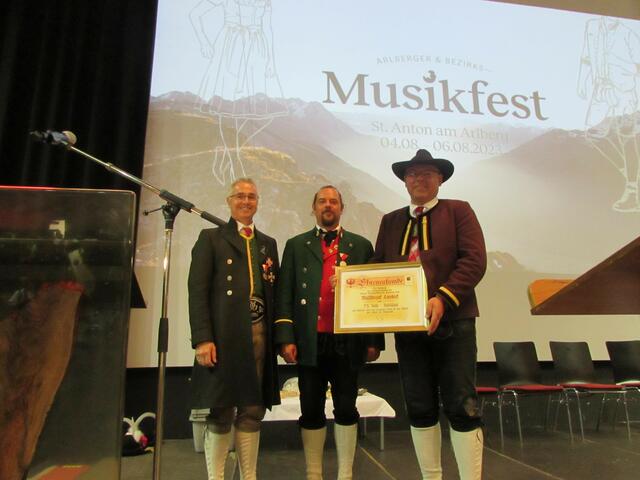 LO Elmar Juen überreichte die Ehrenurkunde für 75 Jahre Bezirksblasmusikverband Landeck an BO Florian Geiger und Bezirkskapellmeister Stefan Matt. 
