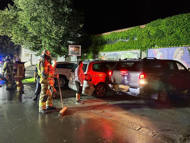 Durch die Kollision wurden noch drei weitere parkende Fahrzeuge beschädigt.  | Foto: ZOOM.Tirol