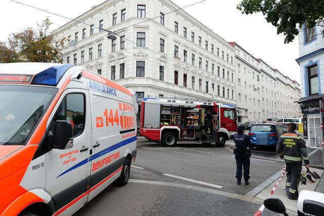 18 Floriani-Einsatzfahrzeuge rückten in die Goldschlagstraße aus. Auch die Polizei und die Rettung war vor Ort. | Foto: Maximilian Spitzauer