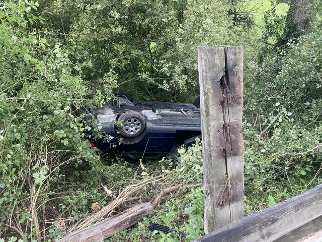 Der Fahrer konnte sich selbst aus dem Wrack befreien. | Foto: zeitungsfoto.at