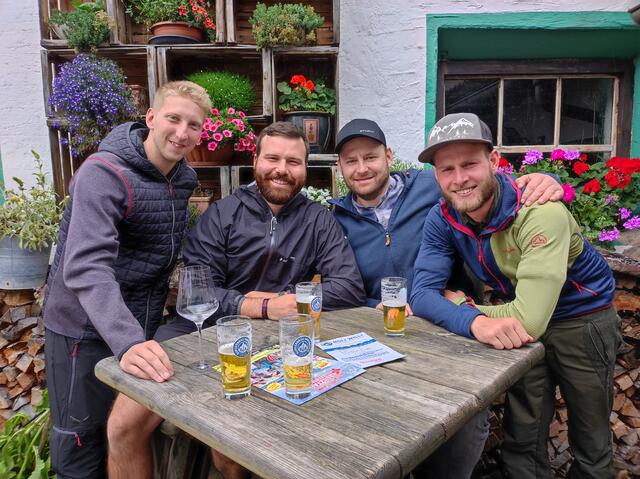 Armin Singer, Leonhard Rasinger, Andreas Denifl, der Obmann der Agrargemeinschaft Schlickeralm und der Hirte der Schlickeralm, Didi Kuprian. | Foto: Mair