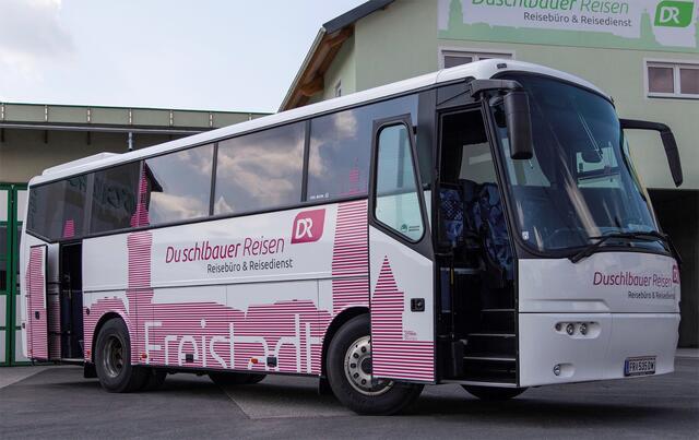 Dieser Bus kam am 5. August auf der Autobahn 2 bei Peine östlich von Hannover in Niedersachsen von der Fahrbahn ab. | Foto: Duschlbauer Reisen