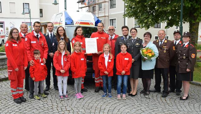 Das Rote Kreuz NÖ sowie Bürgermeisterin Rosemarie Kloimüller bedanken sich bei der Ortsstellenleitung Harald Mosgöller und Maria Baumberger (Mitte) für ihr freiwilliges Engagement über die Gemeindegrenzen hinweg. | Foto: Leo Baumberger