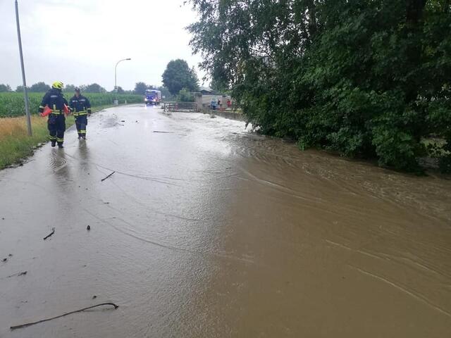 Verhaltenstipps und wie man baulich vorbeugen kann, wenn das Hochwasser kommt, erklärt Feuerwehrexperte Stefan Schaub. | Foto: Wolfgang Zarl