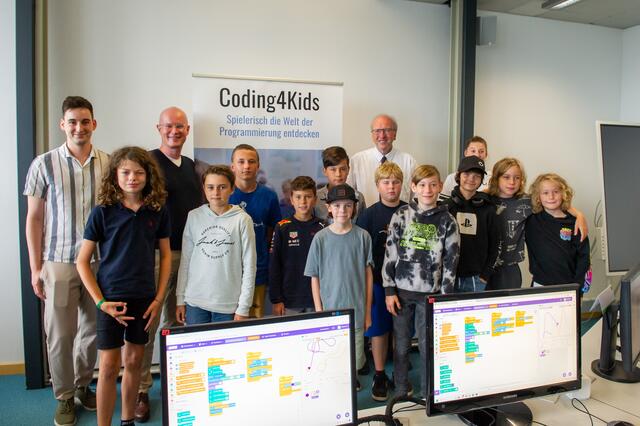 IKB fördert junge Talente in der digitalen Welt. Im Bild: IKB-Vorstandsvorsitzender Helmuth Müller (hinten ganz rechts) und Gründer Coding4Kids Mario Eckmaier (hinten 2.v.l.) besuchten die Kinder im Workshop „Kreatives Programmieren für Anfänger:innen“ am Innsbrucker WIFI.   | Foto: IKB