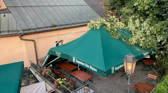 Am Sonntagabend stürzte ein Baum auf einen Schirm im Gastgarten des Bierstindl in Innsbruck. Der Baum traf nur den hintersten Teil der Terrasse, der zu diesem Zeitpunkt schon geschlossen war. | Foto: Bierstindl 