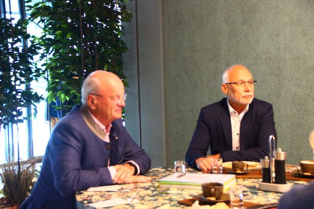 Manager und Altbürgermeister Christian Struber (v.l.) und Gemeindebundpräsident, Bürgermeister Günther Mitterer (St. Johann) | Foto: Martin Schöndorfer, 2023