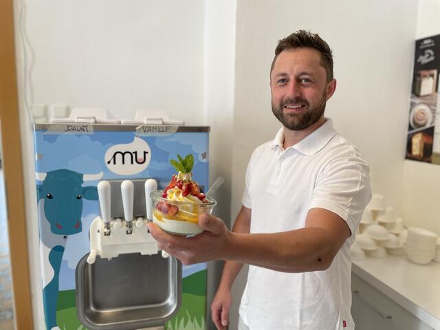 Florian Vogl ist stolz auf das Softeis in der Bäckerei und Konditorei Vogl.  | Foto: sm