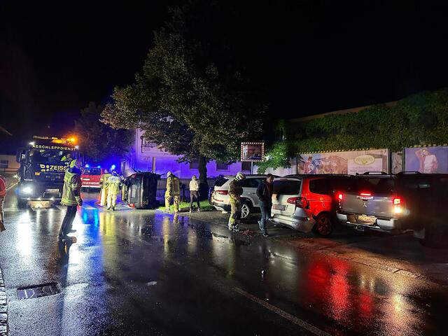 Der Lenker blieb augescheinlich nahezu unverletzt, nur jede Menge Sachschaden hatte der Unfall zu Folge.  | Foto: ZOOM.Tirol