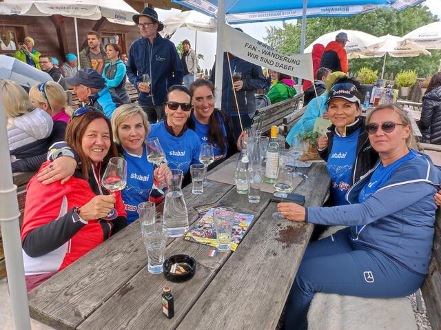 Der sogenannte „Winterfanclub“ von Marco Spiegl durfte bei der ersten Fanwanderung natürlich nicht fehlen.  | Foto: Mair