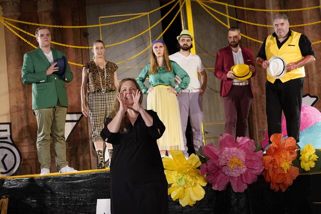 Das Ensemble mit Regisseurin Manuela Kloibmüller (vorne). | Foto: Reinhard Winkler