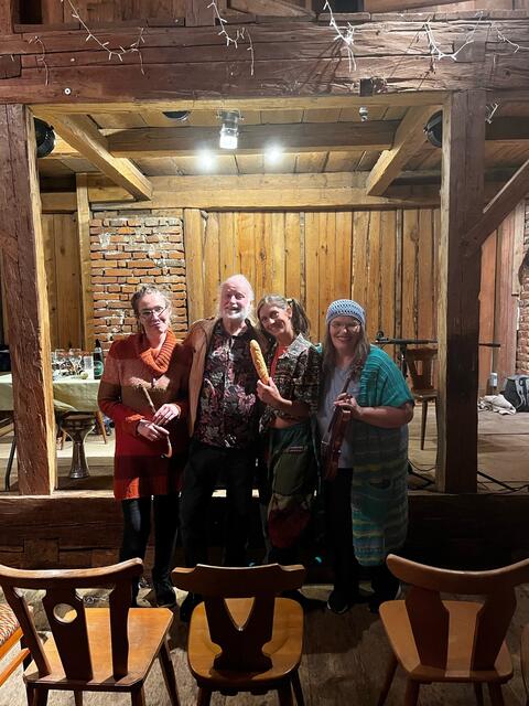 Zahlreiche humorvolle Einlagen, die auch Politikprominenz aufs Korn nahm, rissen das Publikum zu Lachstürmen hin. | Foto: Arthur Schweidlenka