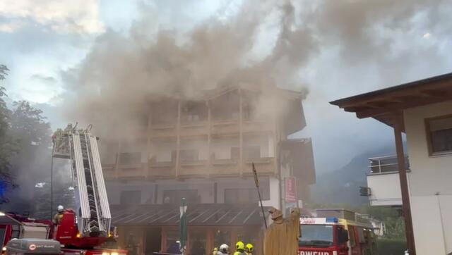 Am Sonntagabend brach in einem Gebäude in St. Johann in Tirol ein Brand aus. In dem Gebäude befanden sich ein Restaurant und ein Beherbergungsbetrieb.  | Foto: ZOOM.TIROL